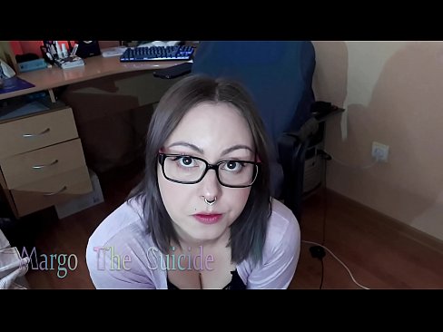 ❤️ Σέξι κορίτσι με γυαλιά πιπιλίζει Dildo βαθιά στην κάμερα Όμορφο πορνό ❌❤